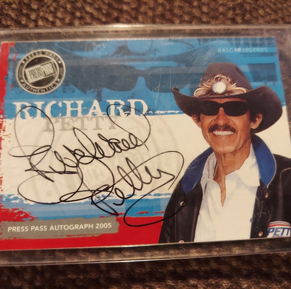 Auto graph collectors card.. Richard pretty kept in hard case with authonticity.